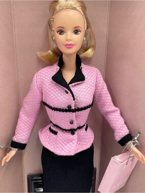 Vintage Avon Representative Barbie Doll Blonde Special Edition 1998 NRFB